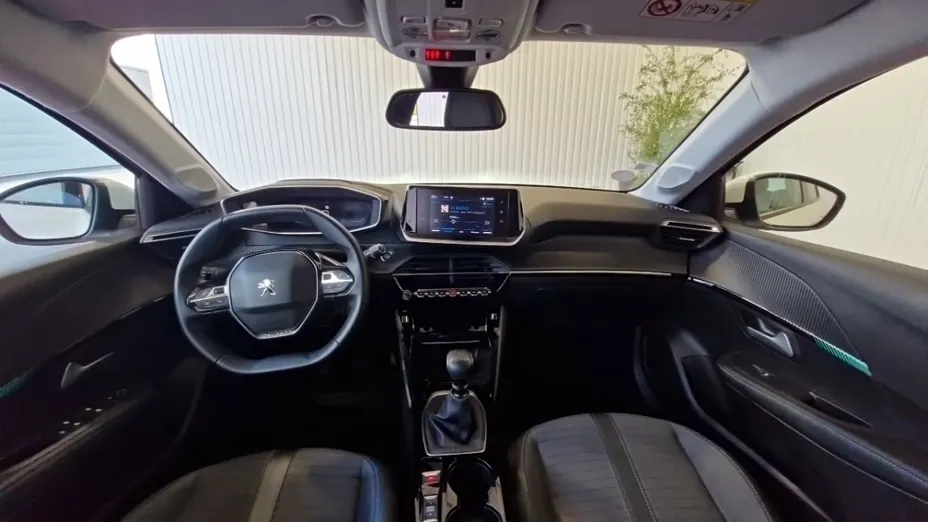 PEUGEOT 208 -