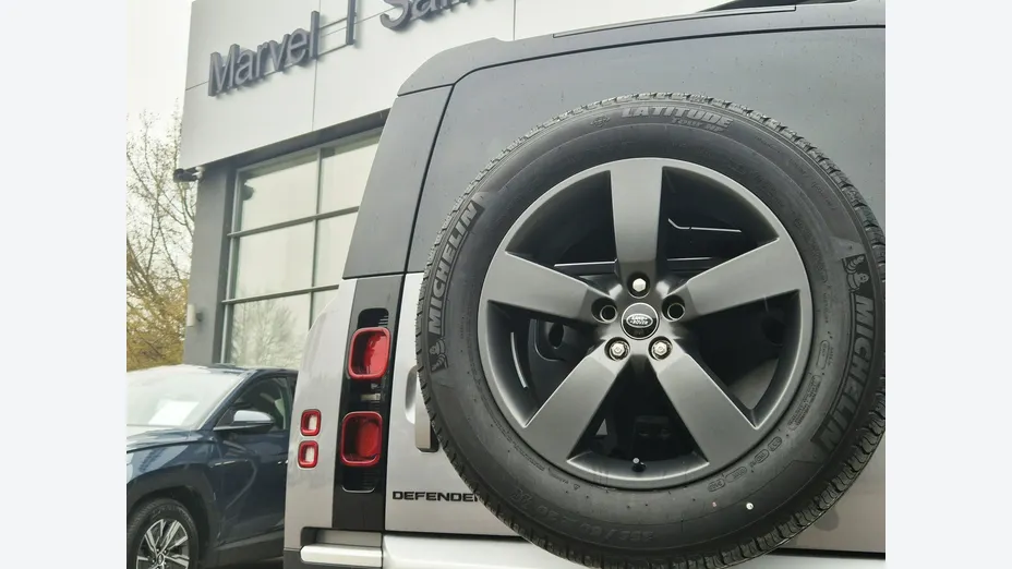 LAND ROVER Defender -