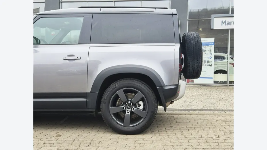 LAND ROVER Defender -