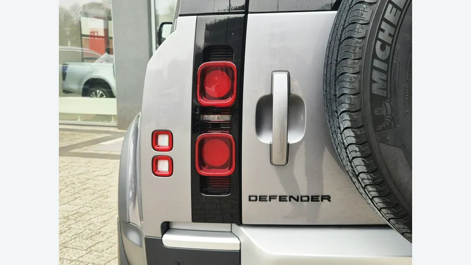 LAND ROVER Defender -