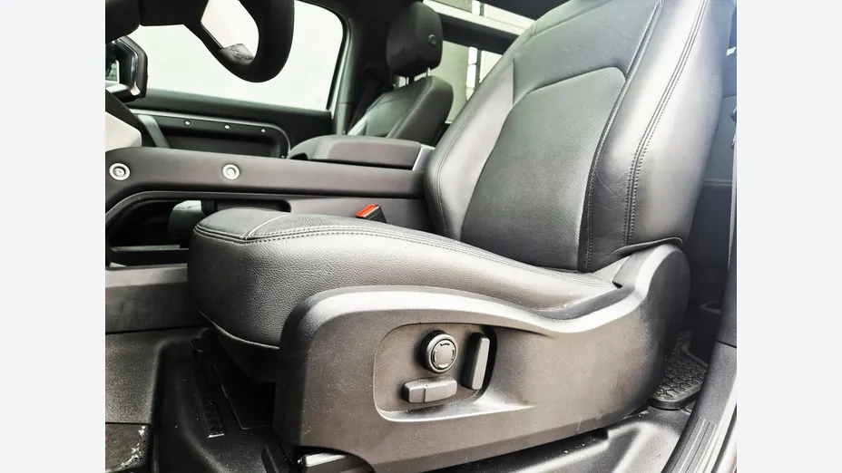 LAND ROVER Defender -