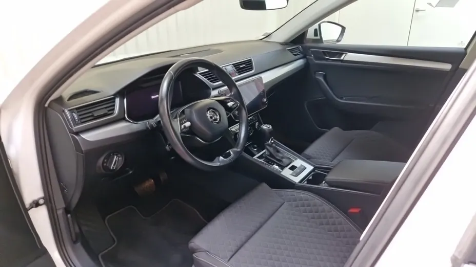 SKODA Superb -