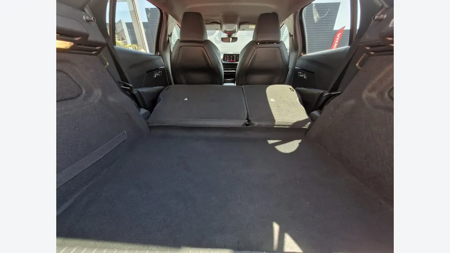 PEUGEOT 208 -