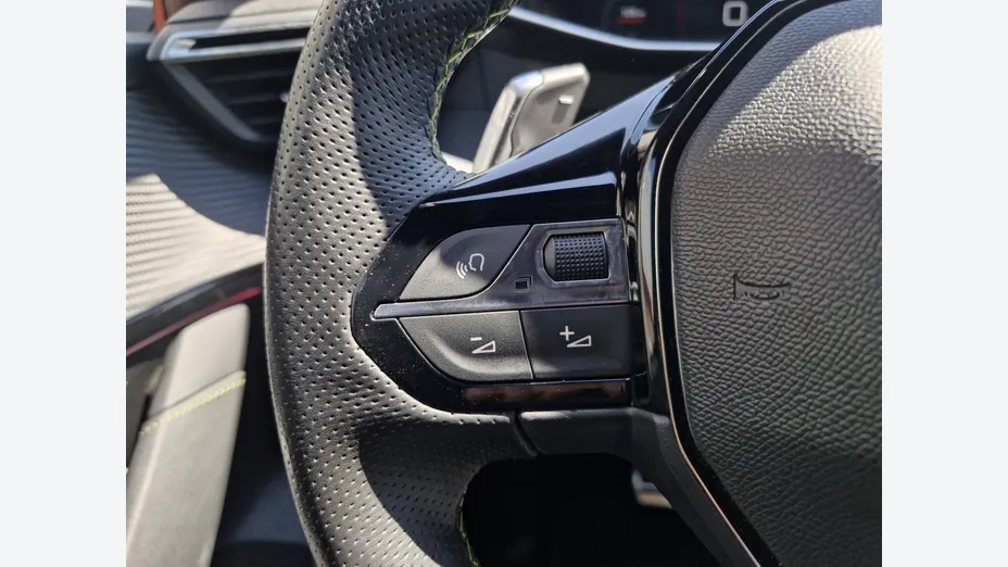 PEUGEOT 208 -