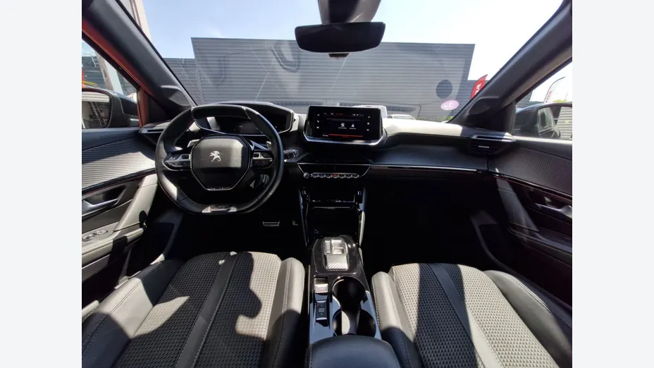 PEUGEOT 208 -