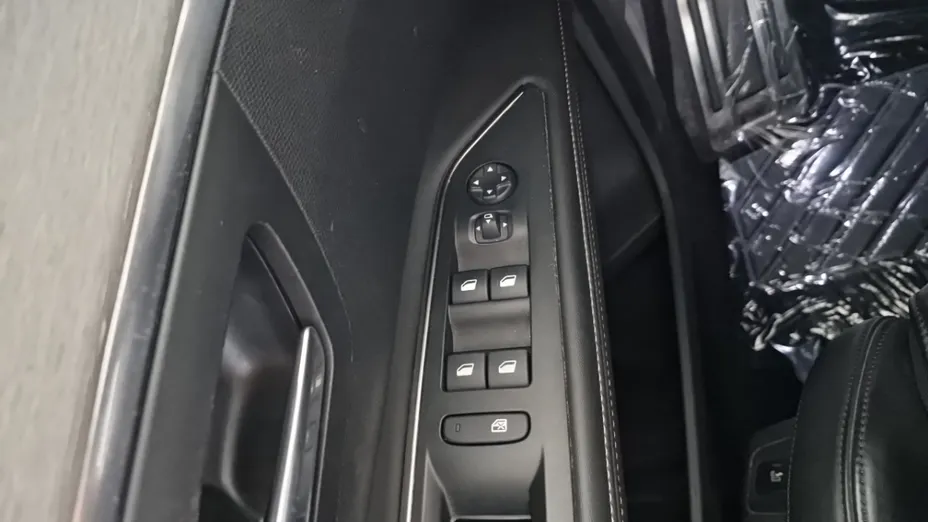 PEUGEOT 5008 -