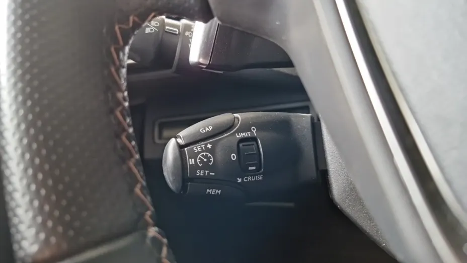 PEUGEOT 5008 -