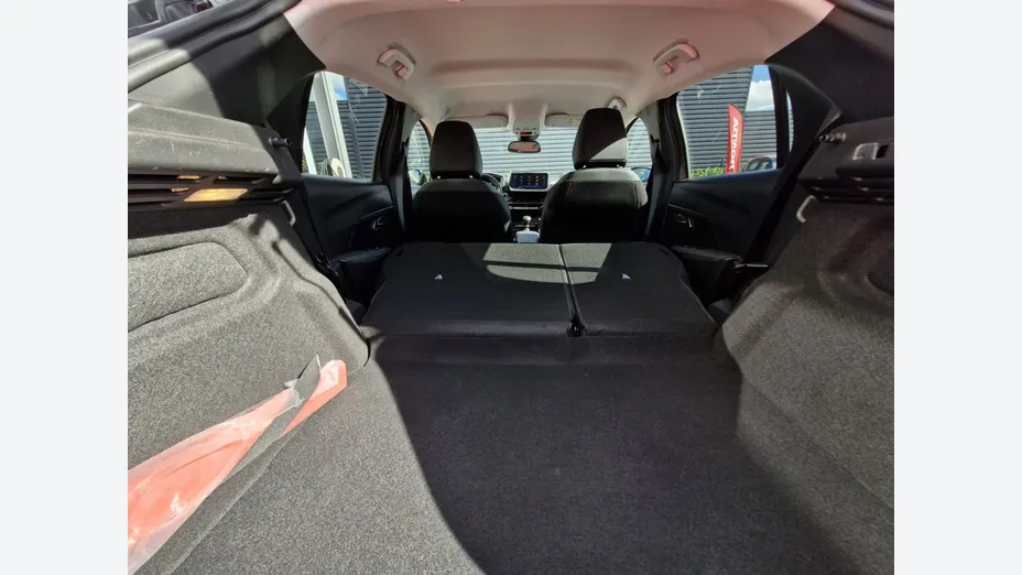PEUGEOT 208 -