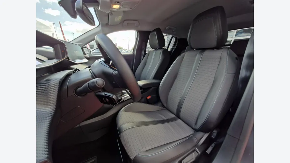 PEUGEOT 208 -