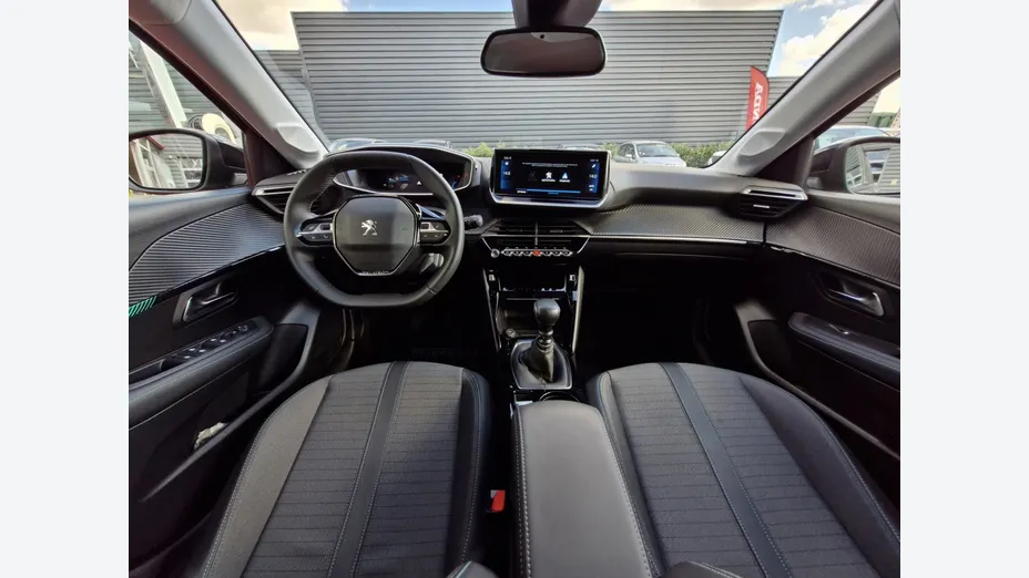 PEUGEOT 208 -