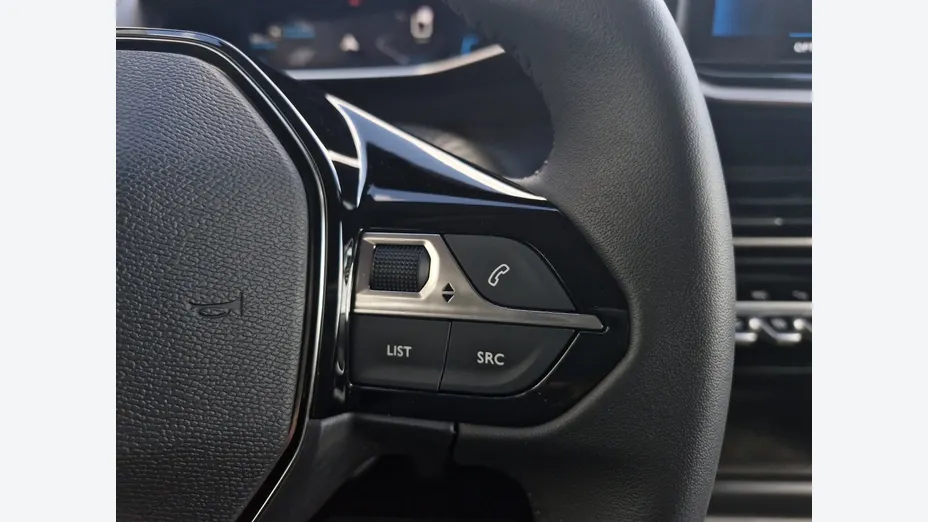 PEUGEOT 208 -