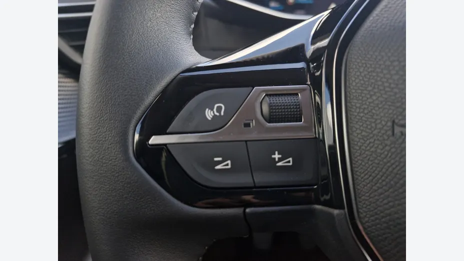 PEUGEOT 208 -