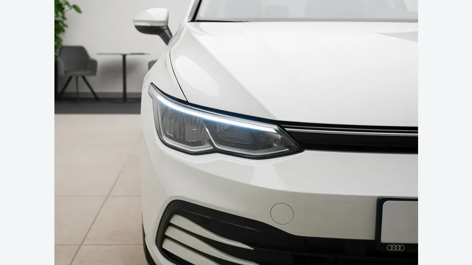 VOLKSWAGEN Golf -