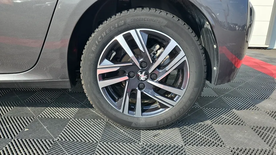 PEUGEOT 208 -