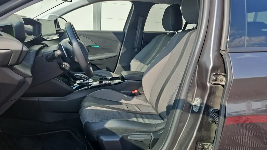 PEUGEOT 208 -
