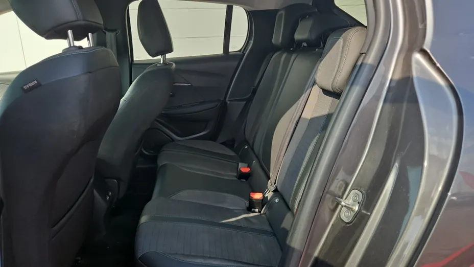 PEUGEOT 208 -