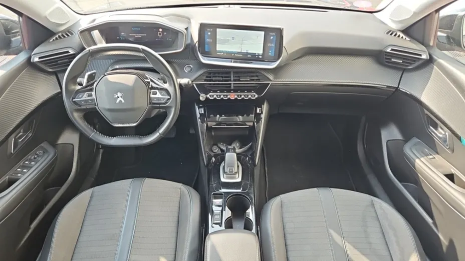 PEUGEOT 208 -