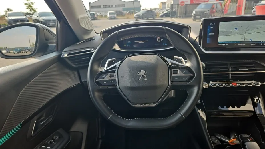 PEUGEOT 208 -