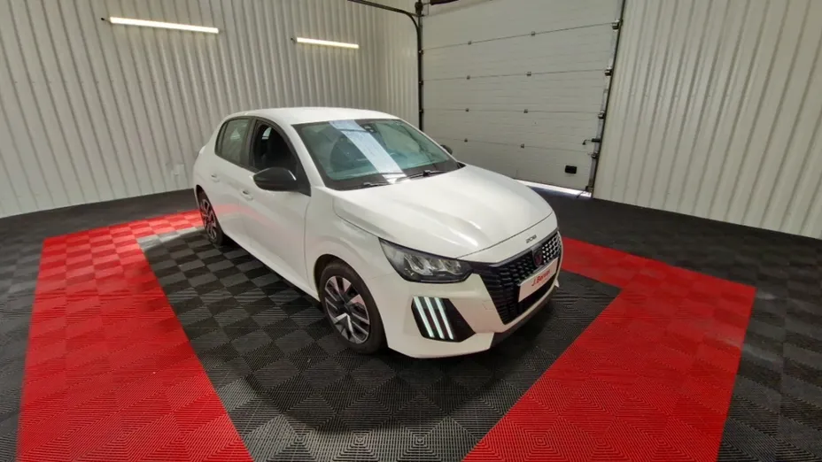 PEUGEOT 208 -