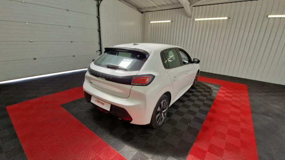 PEUGEOT 208 -