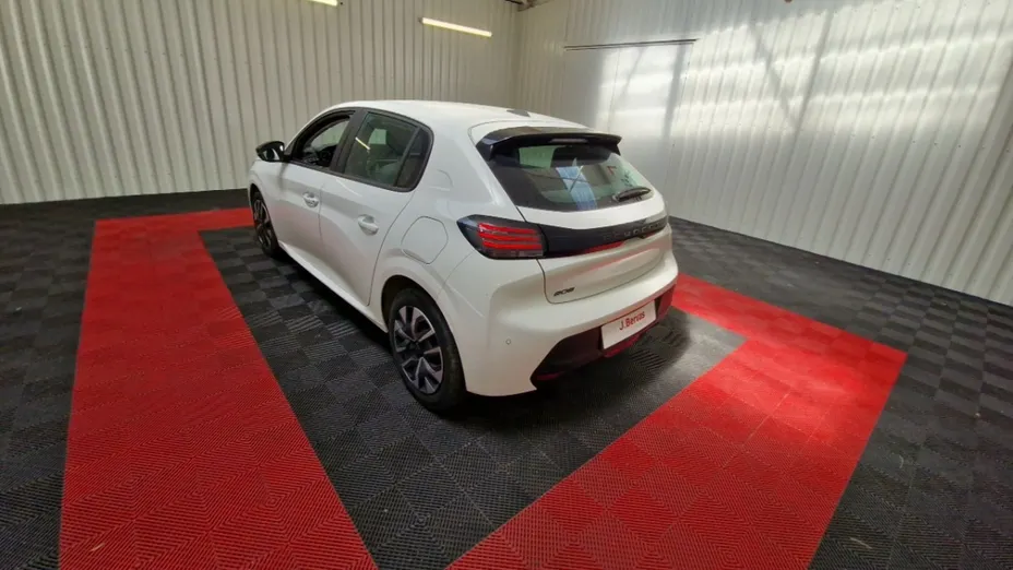 PEUGEOT 208 -