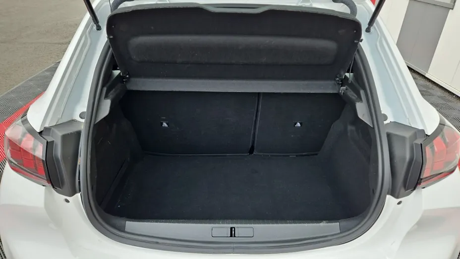 PEUGEOT 208 -