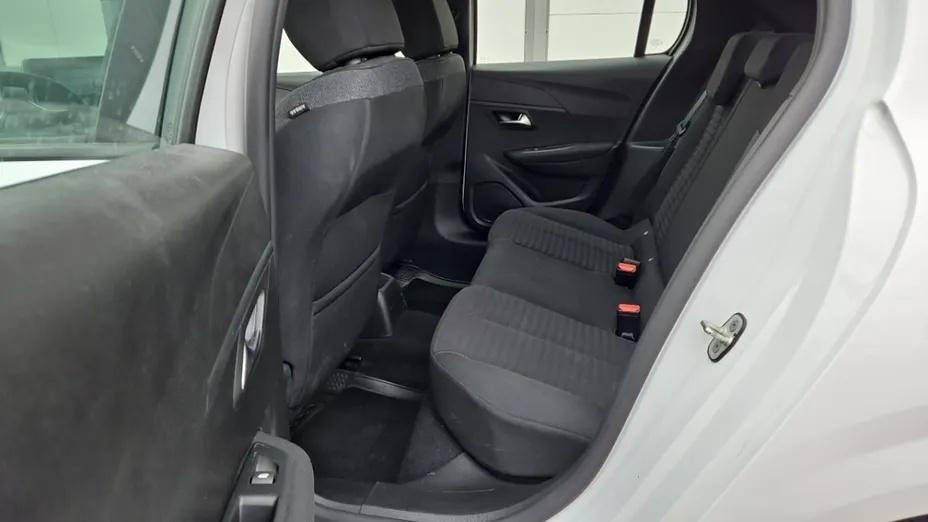 PEUGEOT 208 -