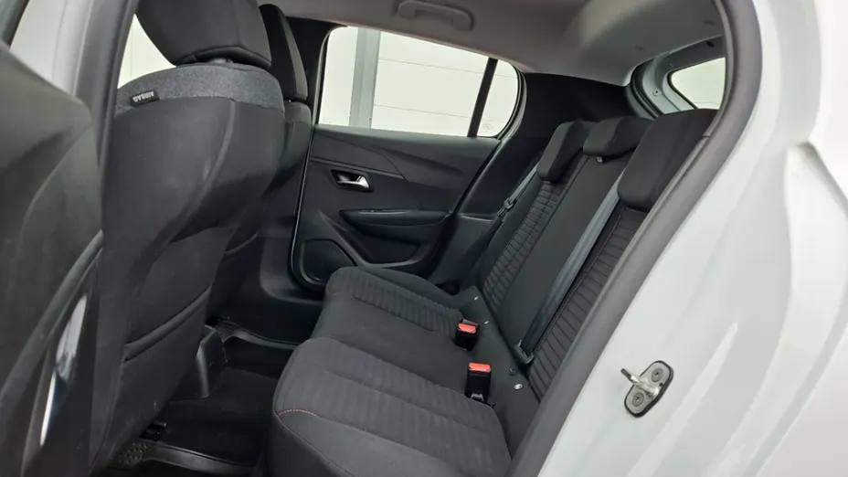 PEUGEOT 208 -