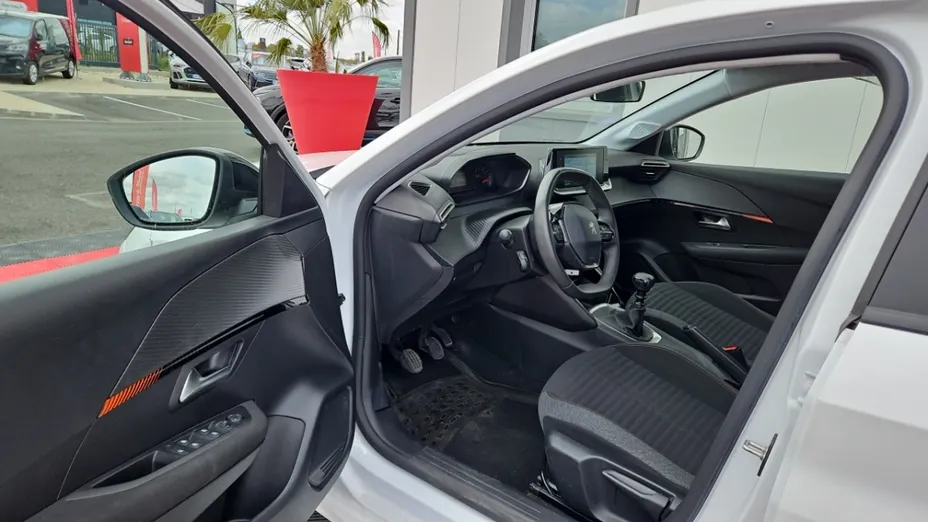 PEUGEOT 208 -