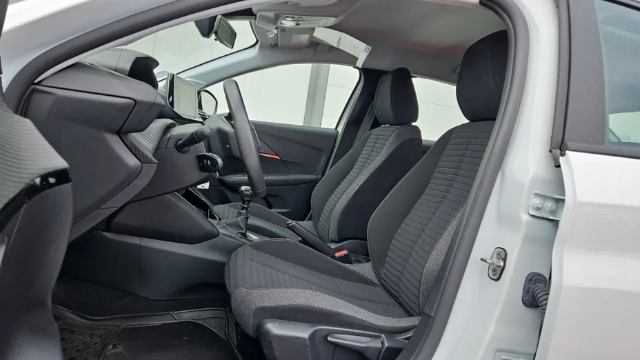PEUGEOT 208 -