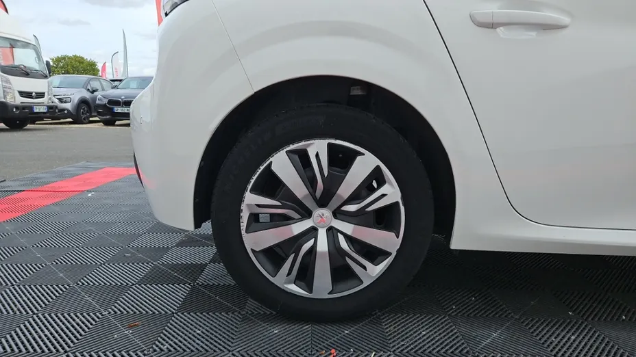 PEUGEOT 208 -