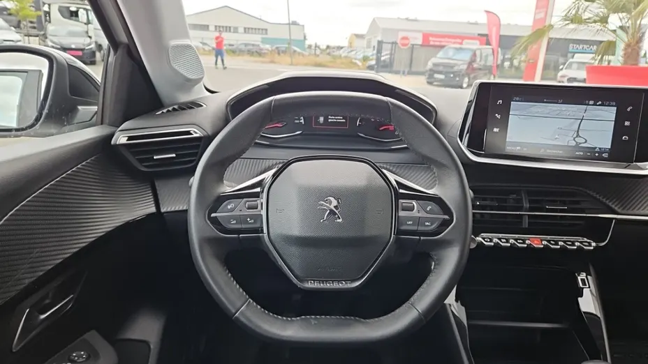 PEUGEOT 208 -