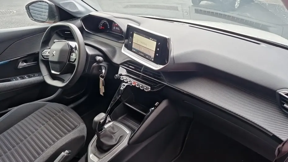 PEUGEOT 208 -