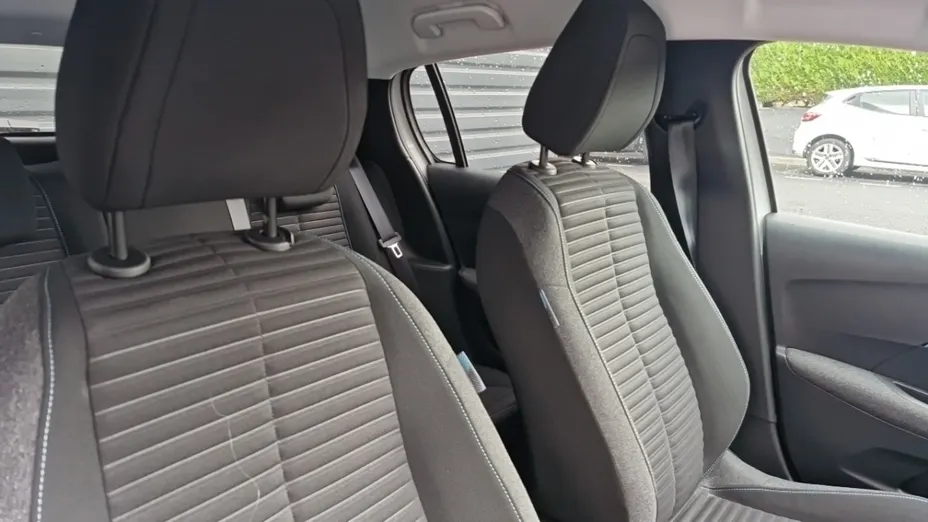 PEUGEOT 208 -