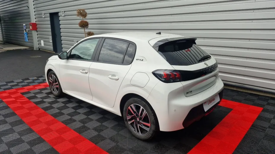 PEUGEOT 208 -