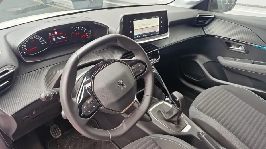 PEUGEOT 208 -