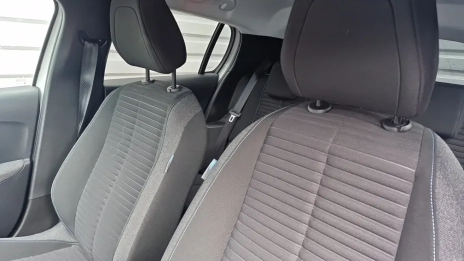 PEUGEOT 208 -