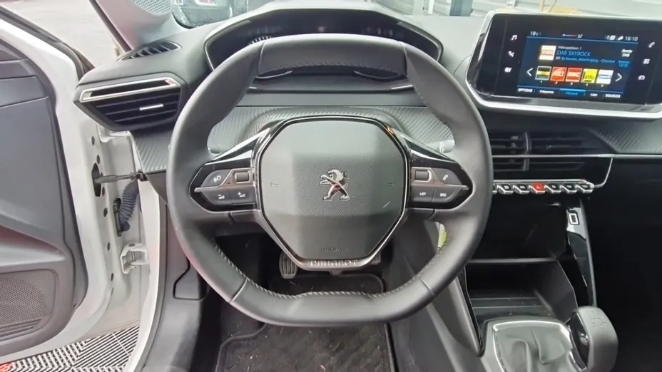 PEUGEOT 208 -