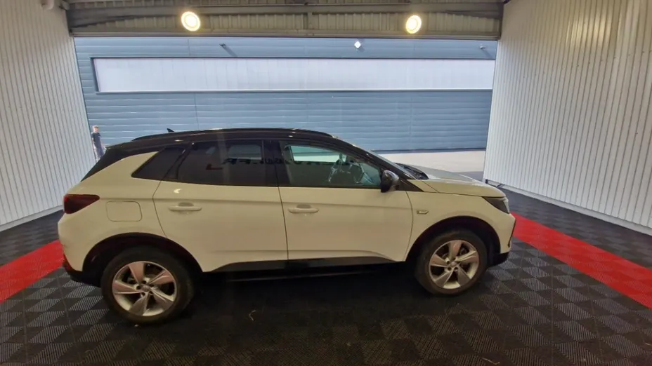 OPEL Grandland -