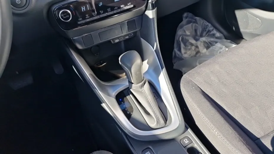 TOYOTA Yaris -