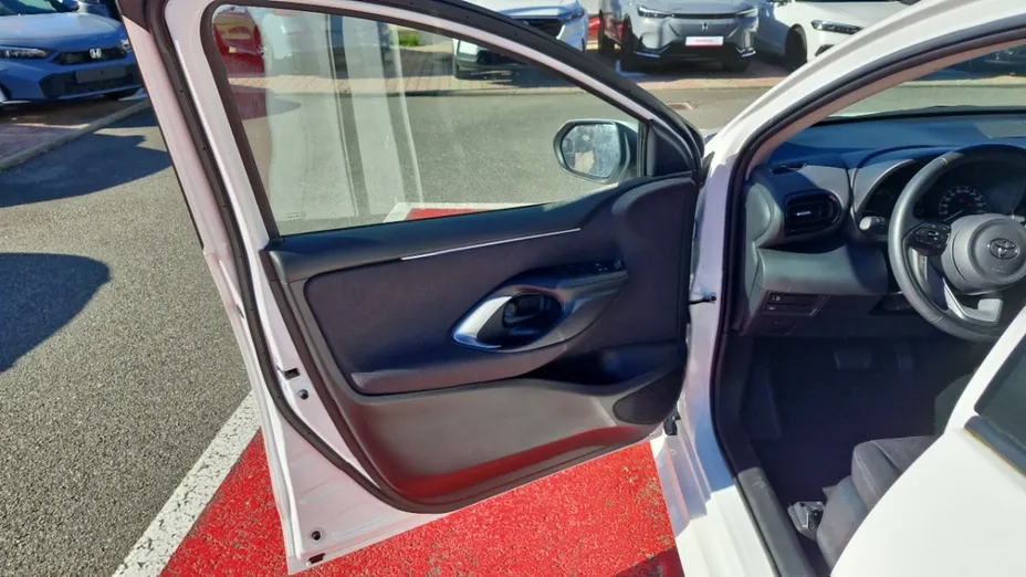 TOYOTA Yaris -