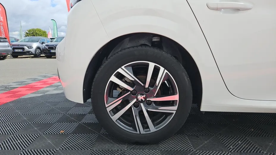 PEUGEOT 208 -