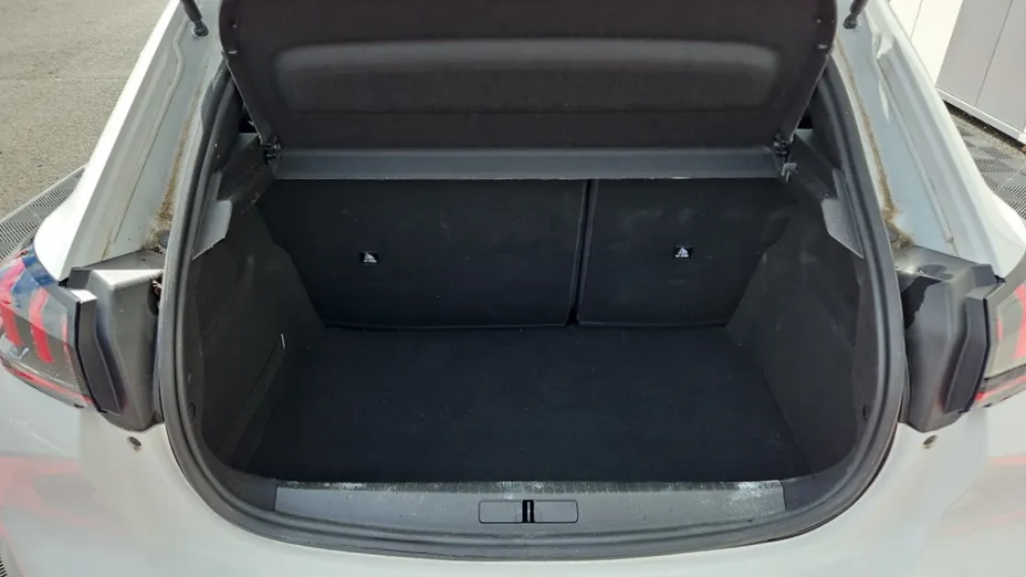 PEUGEOT 208 -