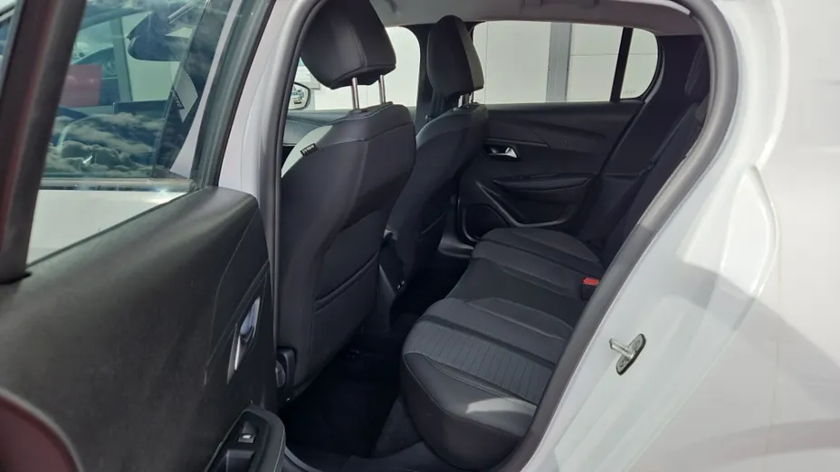 PEUGEOT 208 -