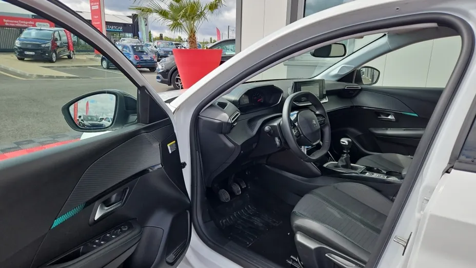 PEUGEOT 208 -