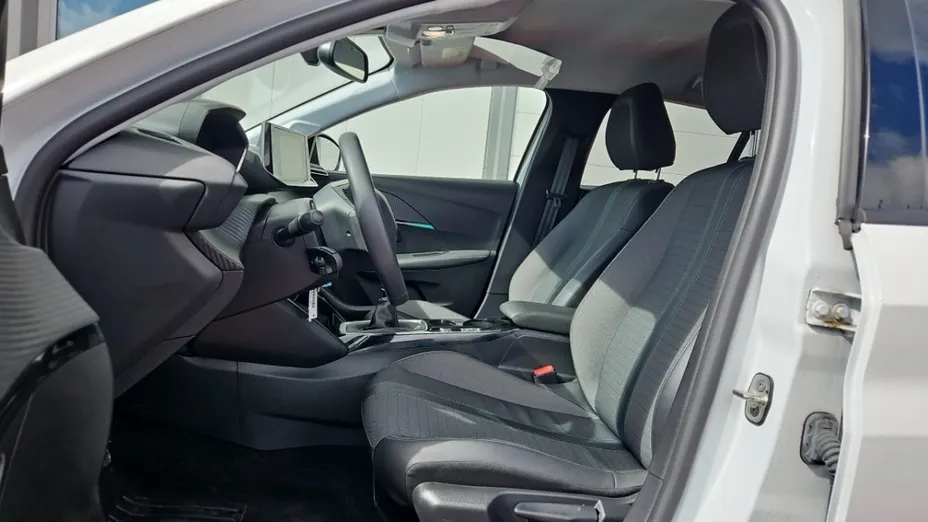 PEUGEOT 208 -