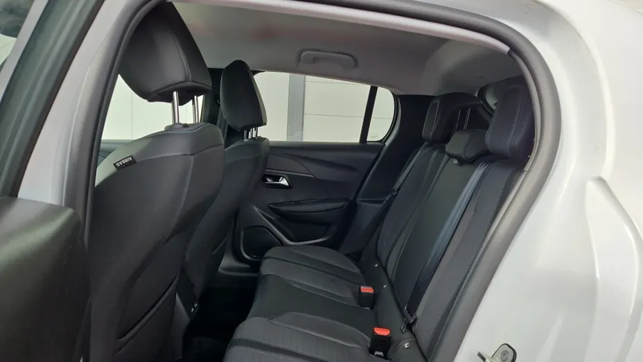 PEUGEOT 208 -