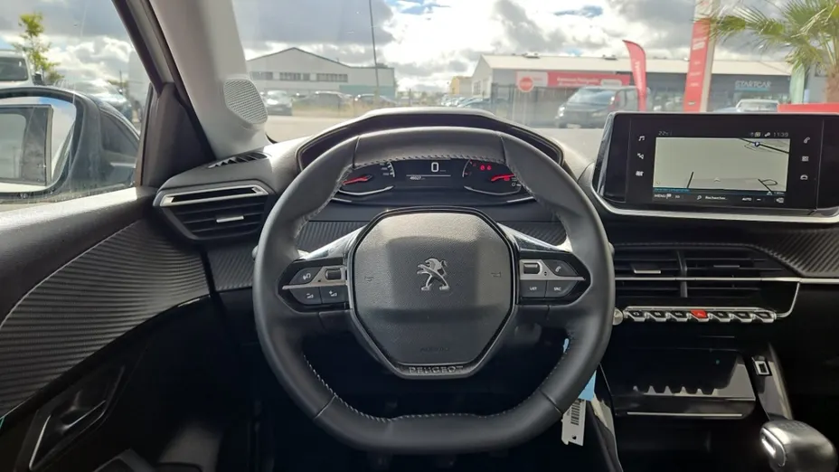 PEUGEOT 208 -