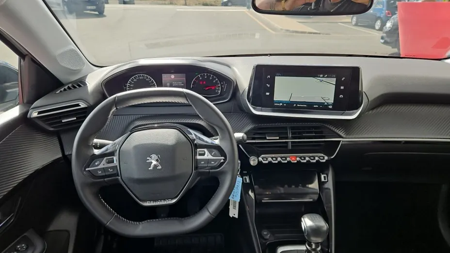 PEUGEOT 208 -