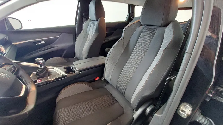 PEUGEOT 5008 -